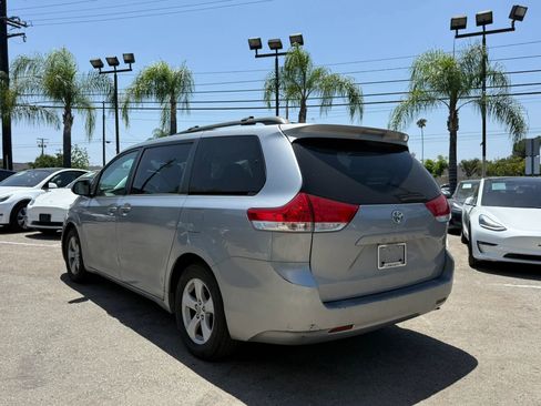 Used 2011 Toyota Sienna LE w/ Towing Pkg FWD image 5