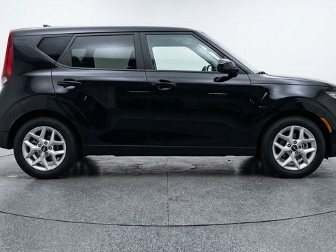 Used 2025 Kia Soul LX w/ LX Technology Package FWD image 11