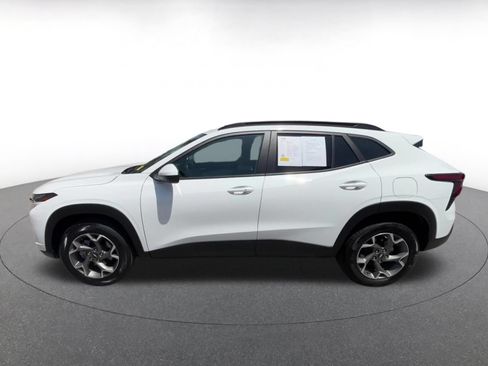 Used 2025 Chevrolet Trax LT w/ LT Convenience Package FWD image 7