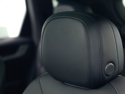 Used 2025 Porsche Cayenne S image 18