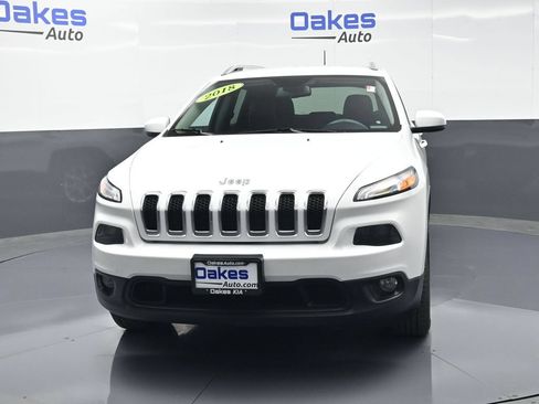 Used 2018 Jeep Cherokee Latitude Plus w/ Cold Weather Group AWD/4WD image 2