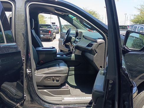 Used 2022 Chevrolet Suburban LT AWD/4WD image 15