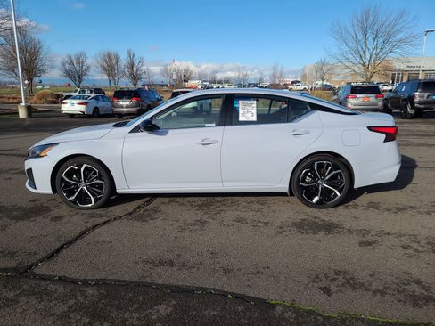 Used 2023 Nissan Altima 2.5 SR image 11