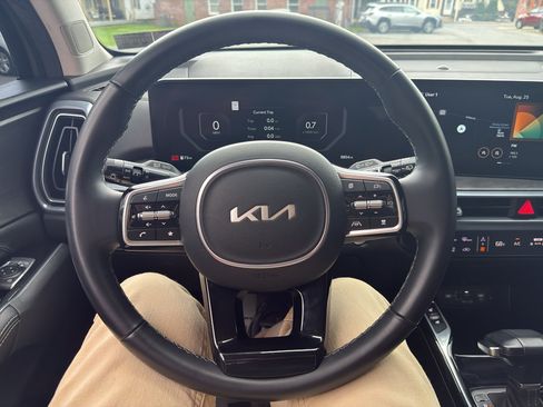 Used 2024 Kia Sorento SX AWD/4WD image 12