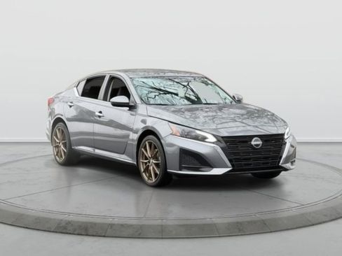 Used 2023 Nissan Altima 2.5 SV image 1