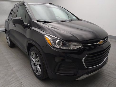 Used 2020 Chevrolet Trax LT w/ Sun & Sound Package FWD image 13