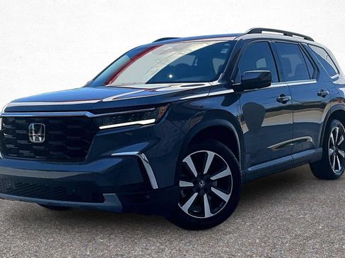Used 2025 Honda Pilot Touring image 4