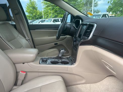 Used 2018 Jeep Grand Cherokee Overland AWD/4WD image 9