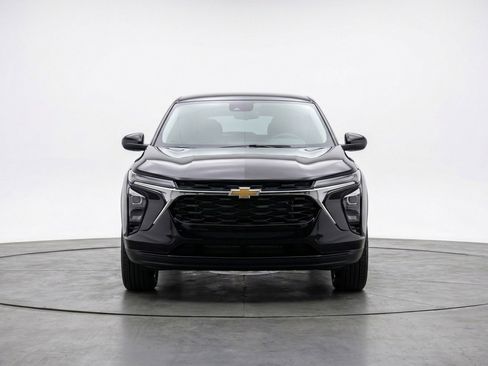 Used 2025 Chevrolet Trax LT image 2