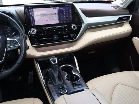 Used 2021 Toyota Highlander Platinum image 12