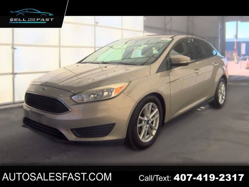 Used 2015 Ford Focus SE FWD image 1