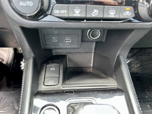 Used 2021 Nissan Kicks SV FWD image 14