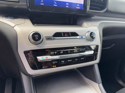 Used 2023 Ford Explorer XLT AWD/4WD image 20
