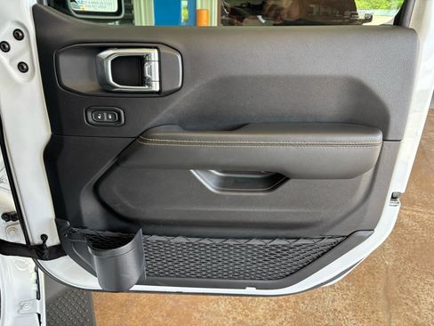 Used 2024 Jeep Wrangler Sahara image 23