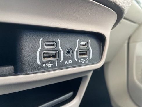 Used 2023 Chrysler Pacifica Touring-L FWD image 20