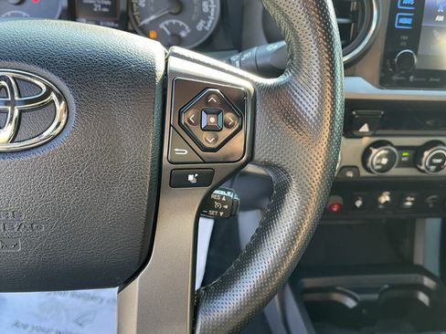 Certified 2017 Toyota Tacoma TRD Off-Road AWD/4WD image 21
