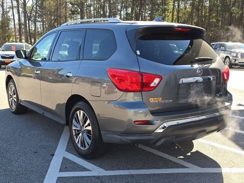 Used 2019 Nissan Pathfinder SV image 3