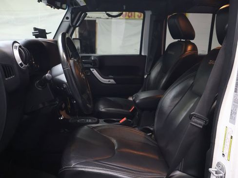 Used 2017 Jeep Wrangler Unlimited Sahara w/ Connectivity Group AWD/4WD image 17