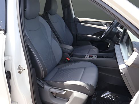 Certified 2025 Volkswagen Tiguan SE R-Line AWD/4WD image 19