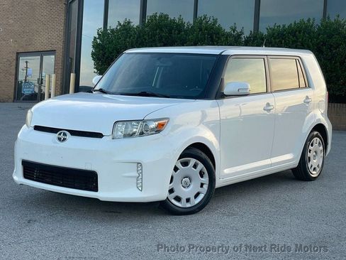 Used 2014 Scion xB FWD image 1