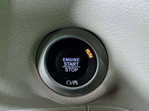 Used 2023 Chrysler Pacifica Touring-L image 20