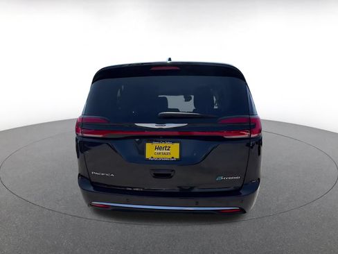 Used 2023 Chrysler Pacifica Touring-L FWD image 10