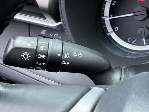 Used 2024 Toyota Highlander LE FWD image 27