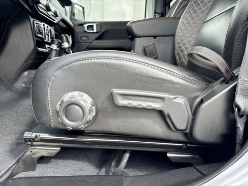 Used 2022 Jeep Wrangler Unlimited Sahara image 3