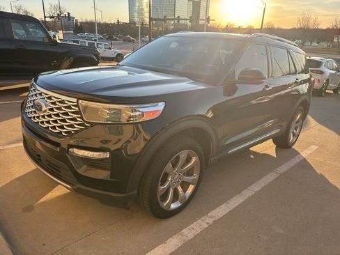 Used 2020 Ford Explorer Platinum w/ Premium Technology Package image 2