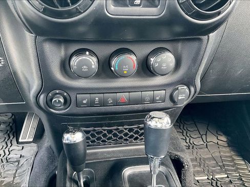 Used 2017 Jeep Wrangler Unlimited Sahara AWD/4WD image 36