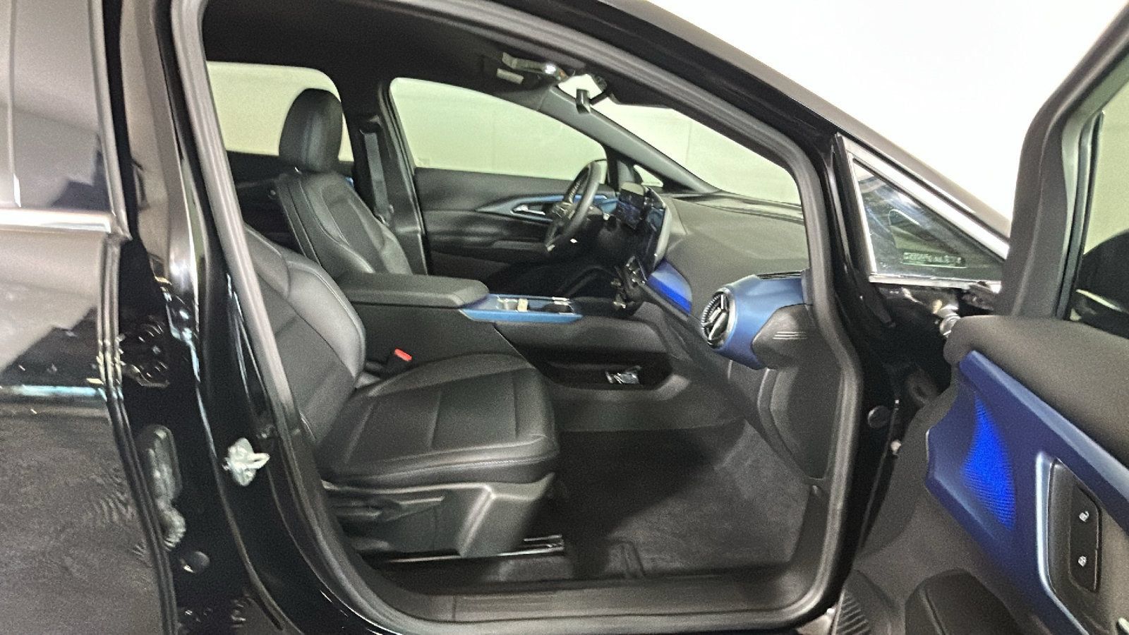 Used 2025 Chevrolet Equinox EV LT FWD image 35