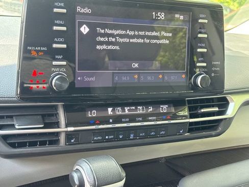 Used 2023 Toyota Sienna XLE FWD image 23
