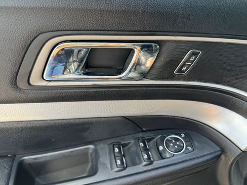 Used 2017 Ford Explorer XLT w/ Equipment Group 202A FWD image 16