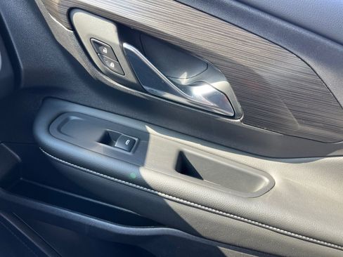 Used 2024 GMC Terrain SLE w/ Driver Convenience Package FWD image 32