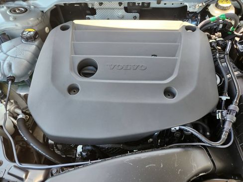 Used 2025 Volvo XC40 B5 Plus AWD/4WD image 20