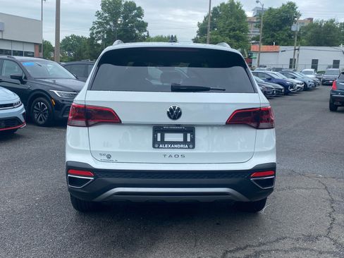 Certified 2024 Volkswagen Taos SE FWD image 3