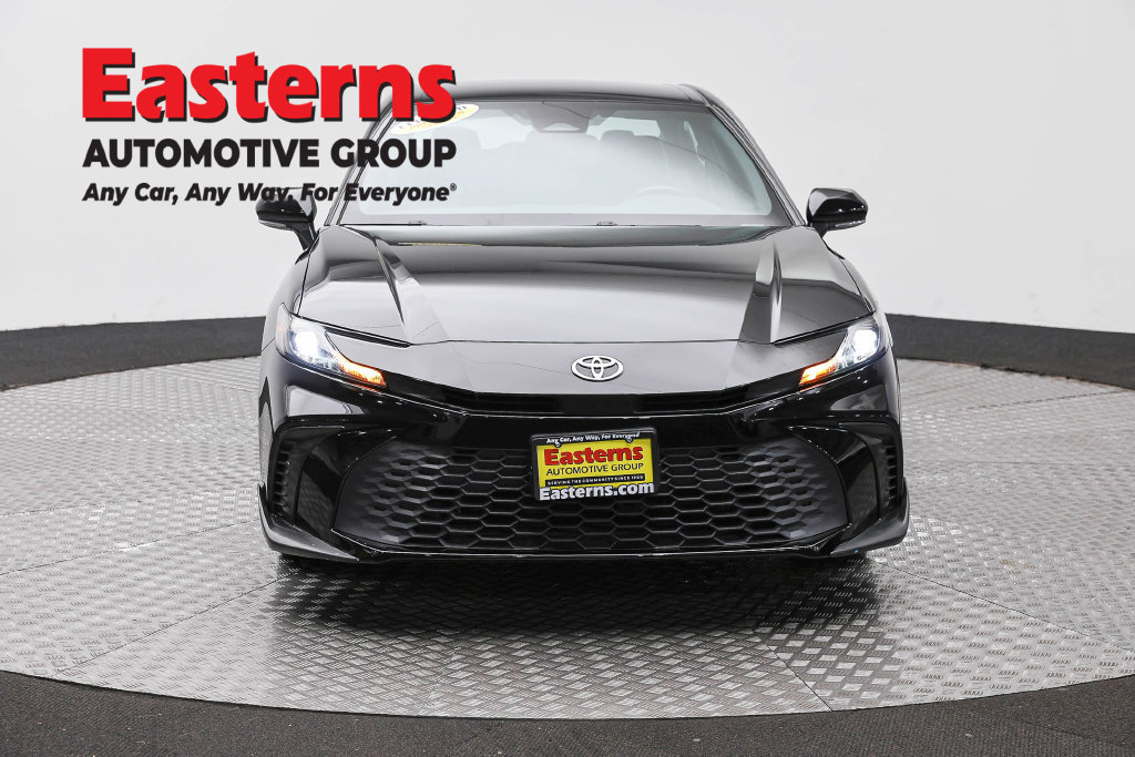 Used 2025 Toyota Camry SE FWD image 3