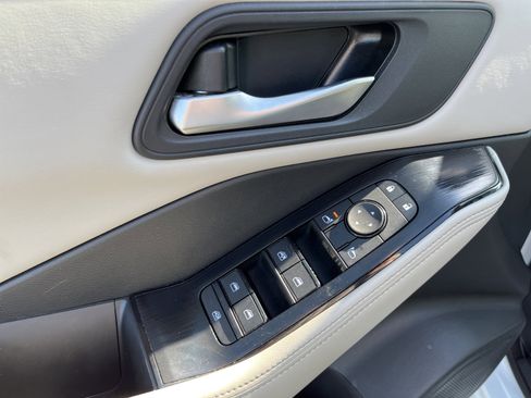 Used 2025 Nissan Rogue SV AWD/4WD image 16