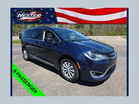 Used 2017 Chrysler Pacifica Touring-L FWD image 1