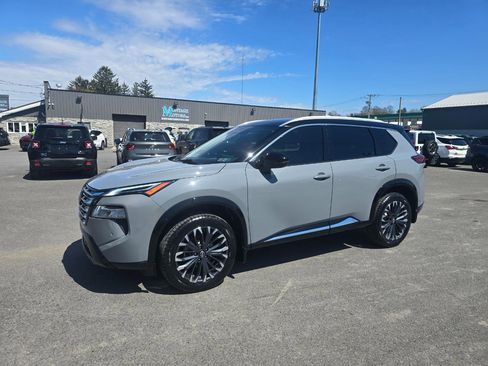 Used 2024 Nissan Rogue Platinum w/ Platinum Premium Package AWD/4WD image 3