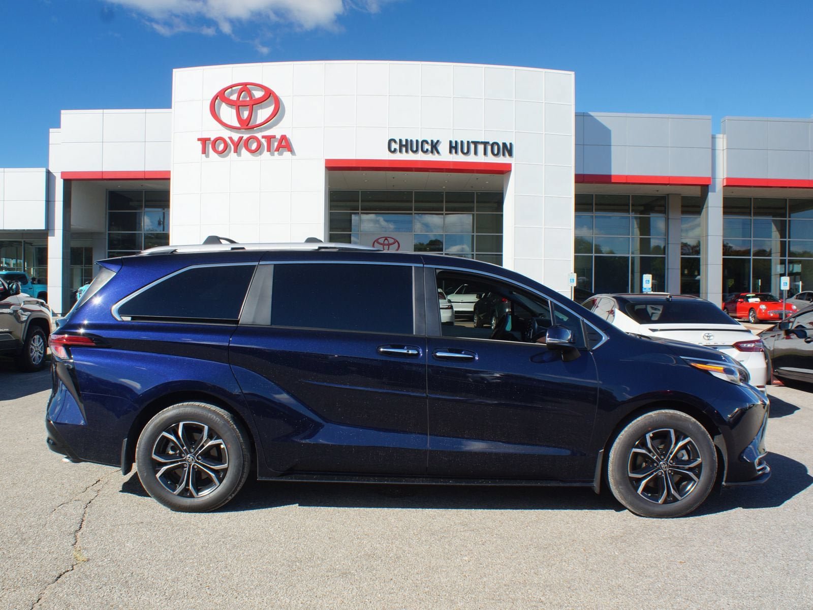 Used 2023 Toyota Sienna Platinum FWD image 1