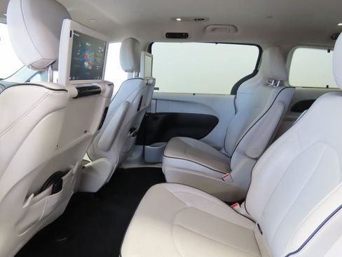 Used 2018 Chrysler Pacifica Limited w/ Advanced Safetytec Group FWD image 17