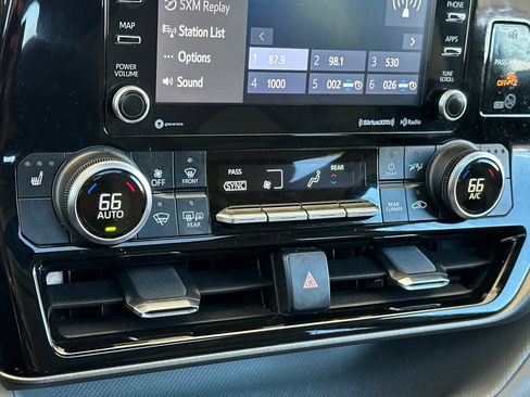 Used 2021 Toyota Highlander XLE AWD/4WD image 23