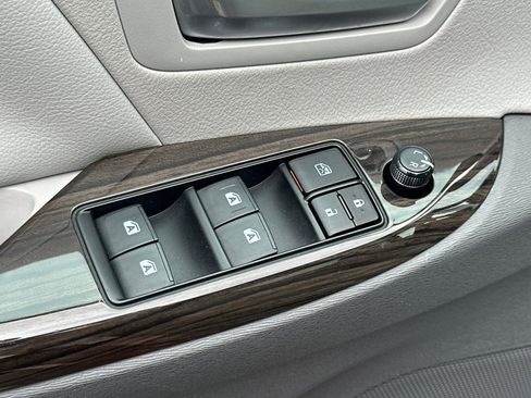 Certified 2018 Toyota Sienna XLE w/ XLE Navigation Package FWD image 14