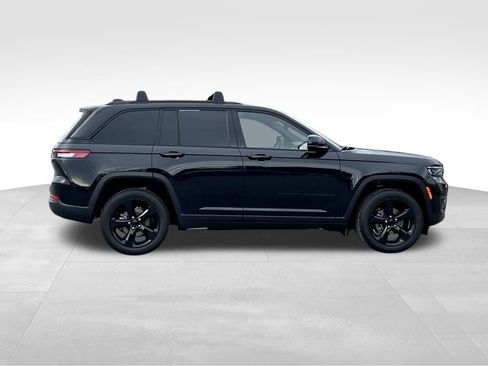 Used 2023 Jeep Grand Cherokee Altitude image 3