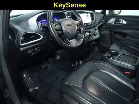 Used 2021 Chrysler Pacifica Touring-L w/ Uconnect Theater Family Group image 18