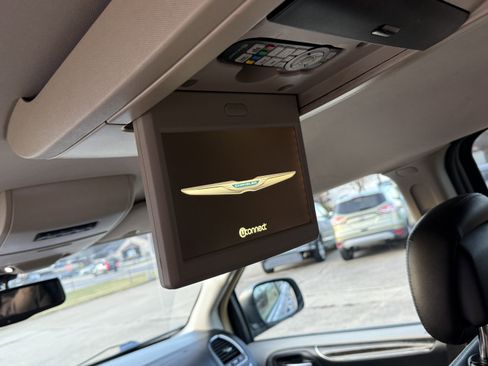 Used 2014 Chrysler Town & Country Touring image 26