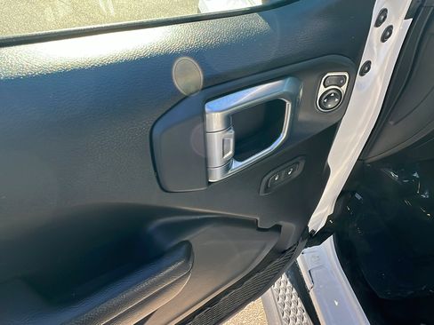 Used 2024 Jeep Gladiator Sport image 15