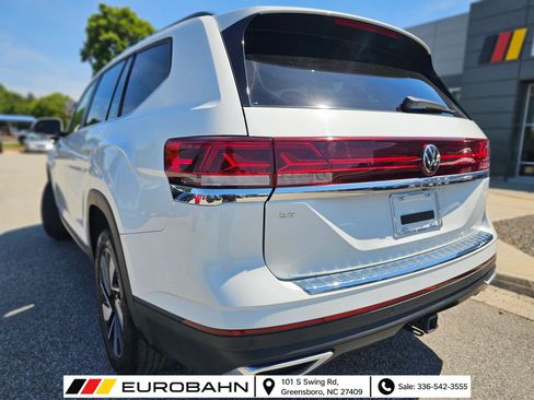 Used 2024 Volkswagen Atlas SE w/ Panoramic Sunroof Package FWD image 3