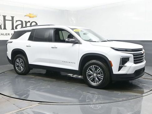 Used 2025 Chevrolet Traverse LT image 6